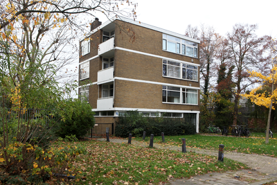 916127 Gezicht op het flatgebouw met de woningen Hendrik Tollensstraat 1-7 te Utrecht.